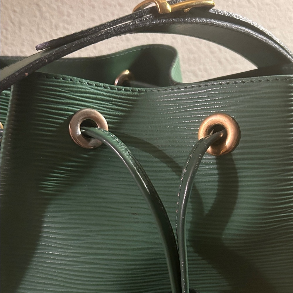 Boots n Bags Elegant Green  Leather Bucket Bag - Picture 2 of 9